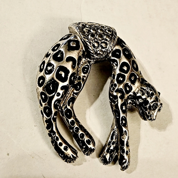 Cheetah leopard silver and black with rhinestones cat brooch - Picture 2 of 8